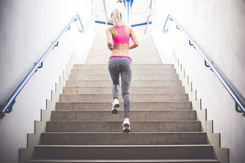 跑上楼梯是摆脱多余体重的好方法。