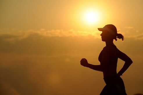 跑步减肥不仅可以在早上进行，晚上也可以进行。