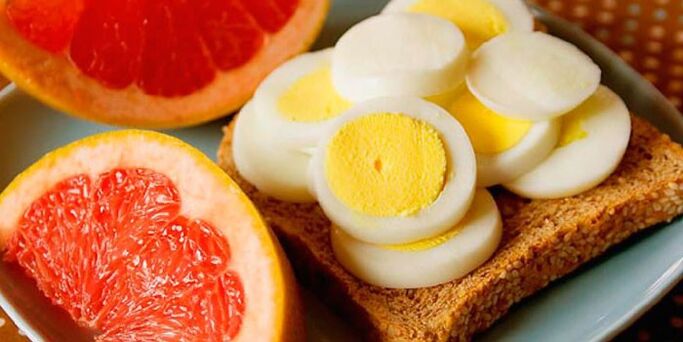Maggi饮食的柑橘和煮鸡蛋