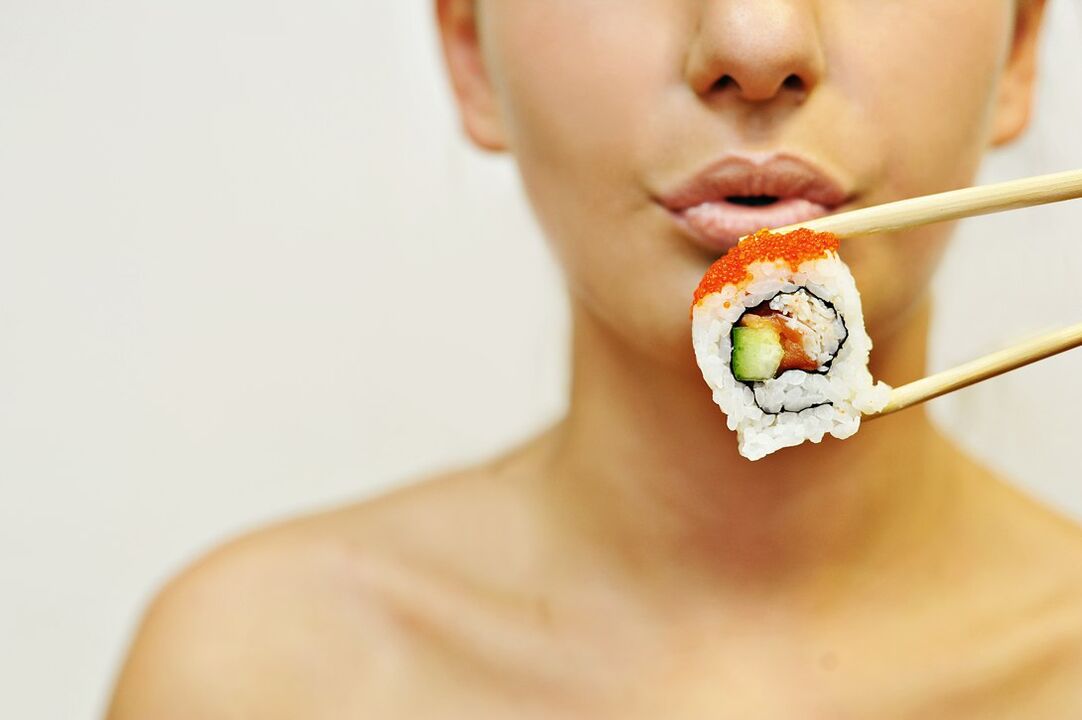 在日本饮食中吃寿司
