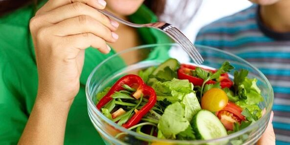 在无碳水化合物饮食中吃蔬菜沙拉以消除饥饿感