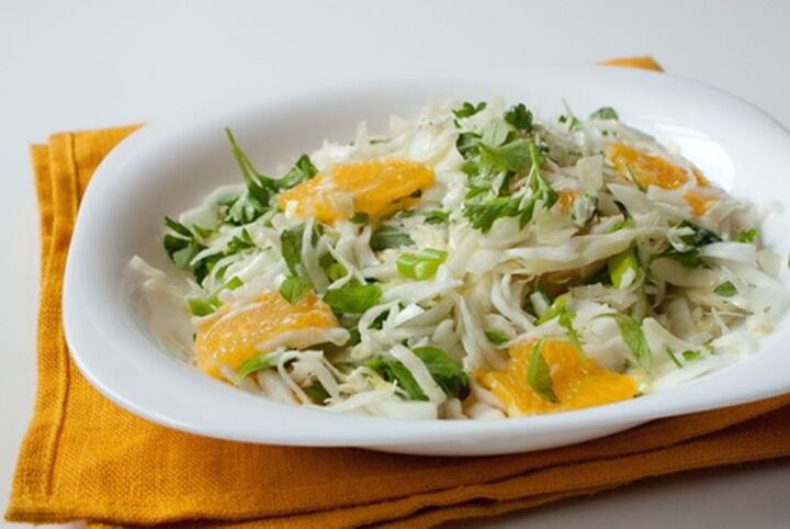 大白菜、橙子和苹果沙拉 — 低碳水化合物饮食中的维生素菜肴