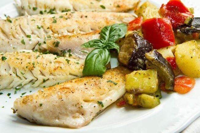 每周的低碳水化合物菜单包括用茄子和西红柿烤的鳕鱼。